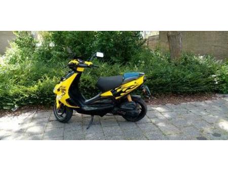 E8wpakp1ernmim The sr max 300 can be easily be classed as a man's scooter because ladies aren't likely to buy because the tall seat height is exaggerated by the seat's width and the width of the running boards. 2