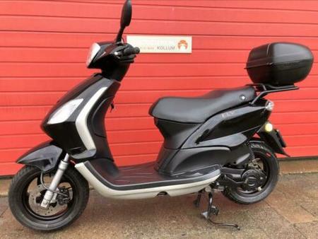 PIAGGIO zeer-nette-piaggio-fly-brom-4-takt-met-koffer tweedehands - De  Parking