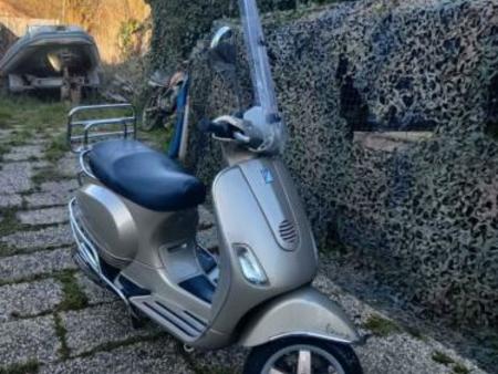 PIAGGIO vespa-lx-50-4-takt-champagne-kleur-met-valbeugel-en-hangslot  Gebrauchtmotorrad