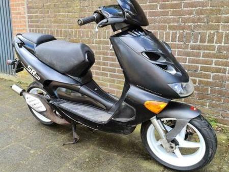 E8wpakp1ernmim Aprilia sr max dava uz na prvni pohled znat sve sportovni ambice. 2