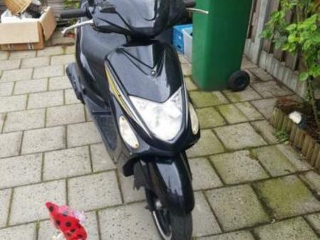 KAWASAKI brommer-en-ok-auto-samen-weg Used - the parking motorcycles