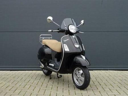 PIAGGIO verkocht-vespa-gts-250-ie-2006-zwart-zgan-5972km-gts-300  tweedehands - De Parking