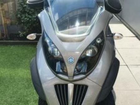 PIAGGIO piaggio-mp3-400lt-met-helm-hoes-beenkleed-en-slot de segunda mano  el Parking