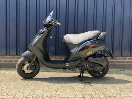 PIAGGIO piaggio-zip-sp-2018-zo-goed-als-nieuw-pas-2000-km tweedehands - De  Parking