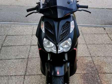 APRILIA aprilia-sportcity-300-street-roller-scooter tweedehands - De Parking