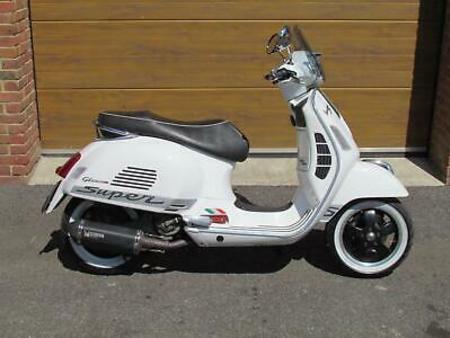 PIAGGIO 2008-58-piaggio-vespa-gts300-super-with-10-800m-in-white  tweedehands - De Parking