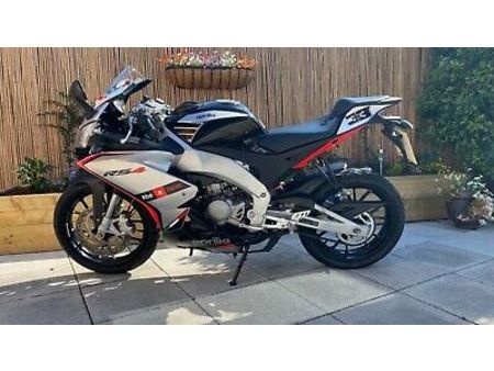 APRILIA rare-aprillia-rs4-50cc-super-sport-motorbike-33-marco-melandri-race-replica  tweedehands - De Parking