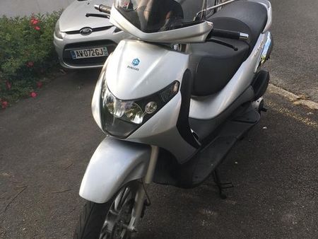 PIAGGIO SCOOTER PIAGGIO 125CC EXCELLENT ÉTAT ET RÉVISÉ tweedehands - De  Parking