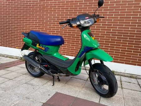 Alquila una Derbi Variant 80 Scooter en Kolympia desde 20 € por día