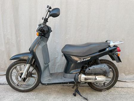 https://cloud.leparking-moto.fr/2023/03/24/02/38/honda-sh-scooter-honda-sh50_205259094.jpg